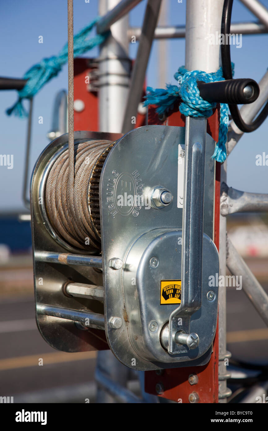 Cabrestante con manivela lleno de cuerda de acero Fotografía de stock -  Alamy