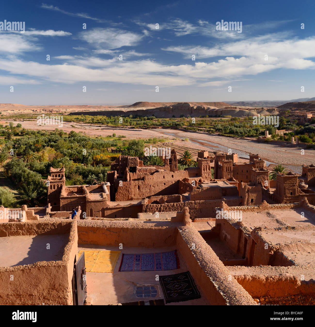 Mirando hacia abajo en el valle del río Ounila desde la parte superior de la antigua fortaleza de la ciudad de Ait Benhaddou, cerca de Ouarzazate Marruecos Foto de stock