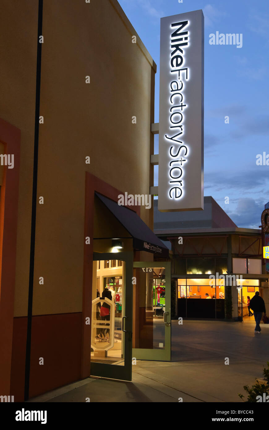 Shopping nike store fotografías e imágenes de alta resolución - Alamy