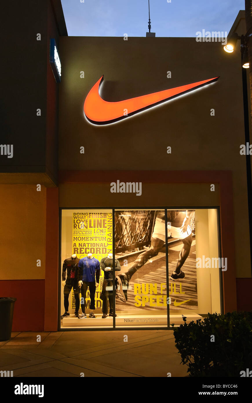 Ceniza barato sobras La fábrica de Nike Store en el bloque en la naranja, California Fotografía  de stock - Alamy
