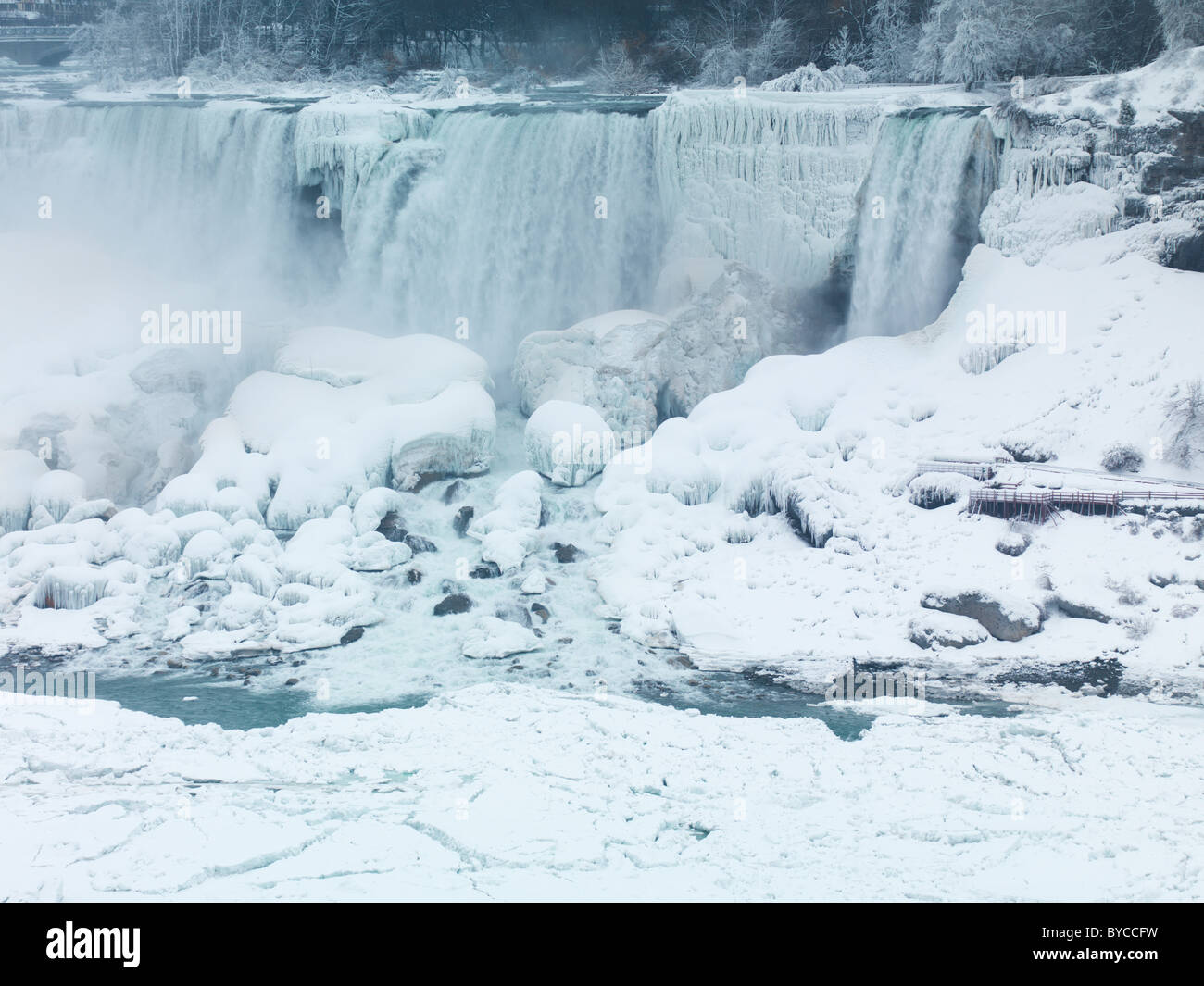 Niagara Falls cascada americana invierno escénica. Como se ve desde el lado Canadiense. Foto de stock