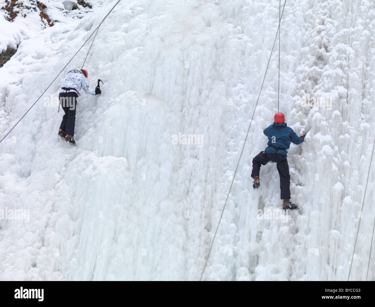 Los escaladores de hielo escalando una cascada congelada. Invierno escénica, Ontario, Canadá. Foto de stock