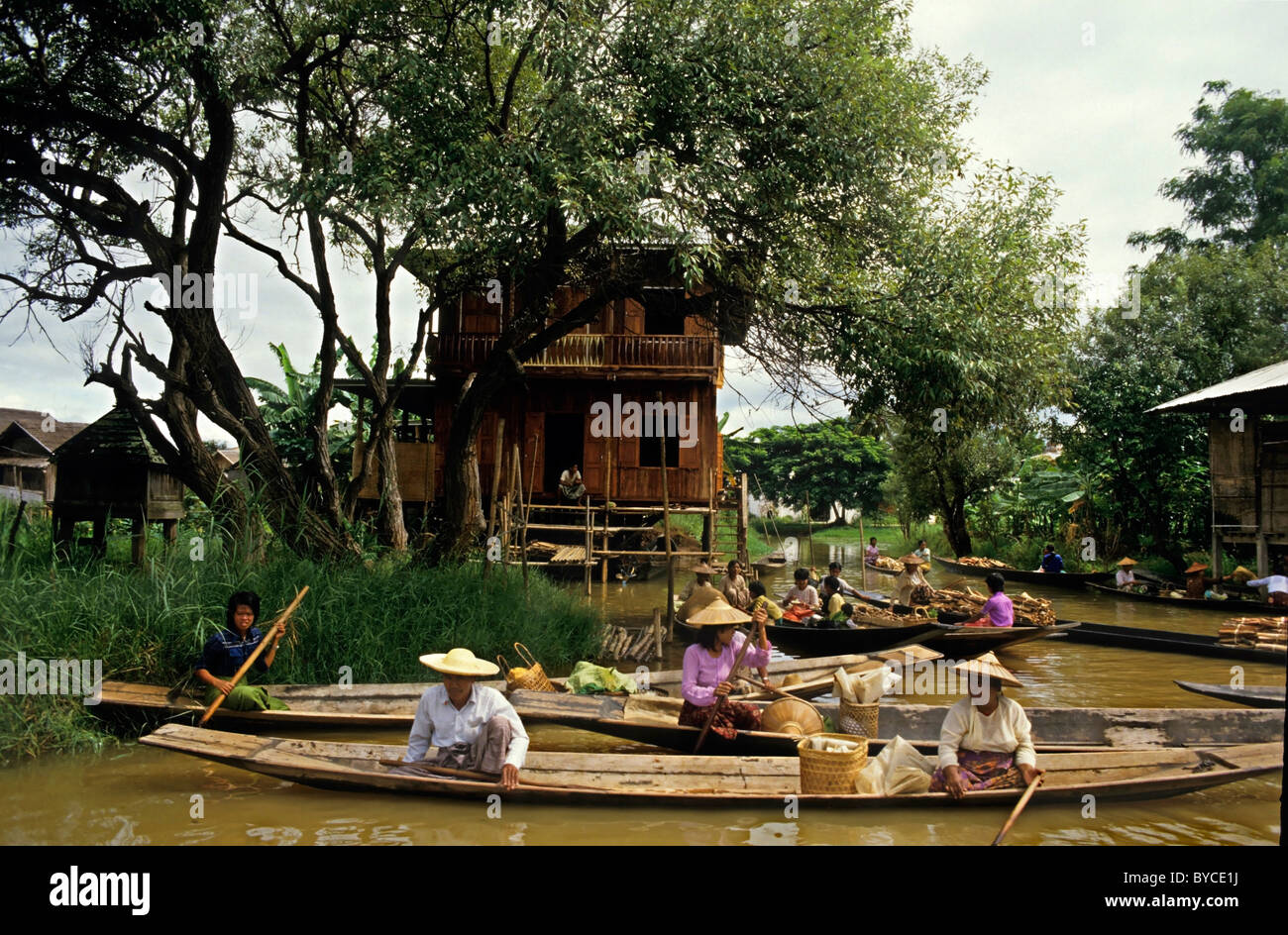 Birmania/Myanmar : pueblo birmano en barcos en Yumana Mercado Flotante en el Lago Inle Foto de stock
