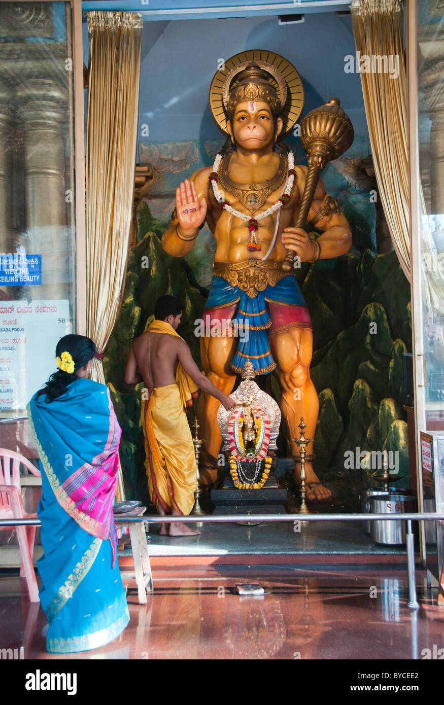 Gente adorando una estatua de Hanuman en el complejo del templo de Kadri Manjunatha en Mangalore India Foto de stock