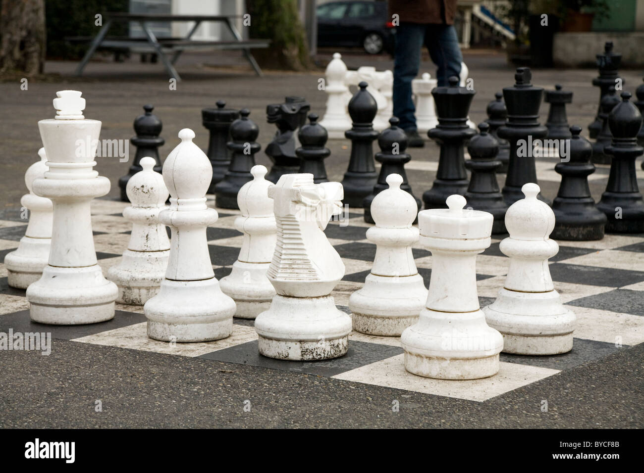 Piezas establecidas a inicio / iniciar un juego de grandes / / grande / big  ajedrez gigante en un parque público en Geneva / Geneve, Suiza Fotografía  de stock - Alamy