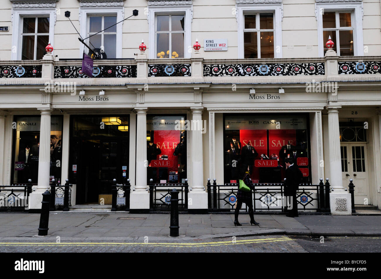 Moss Bros sastres tienda de ropa de hombre, King Street, Covent Garden,  Londres, Inglaterra, Reino Unido Fotografía de stock - Alamy