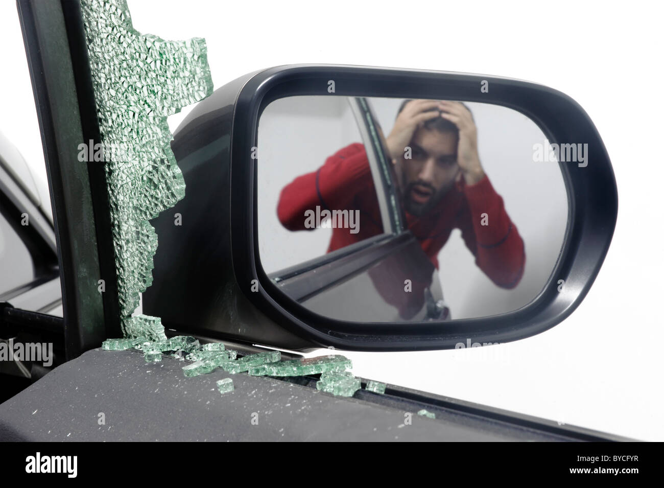 Hombre desesperaciones con coche de cristal roto durante el robo de coches Foto de stock