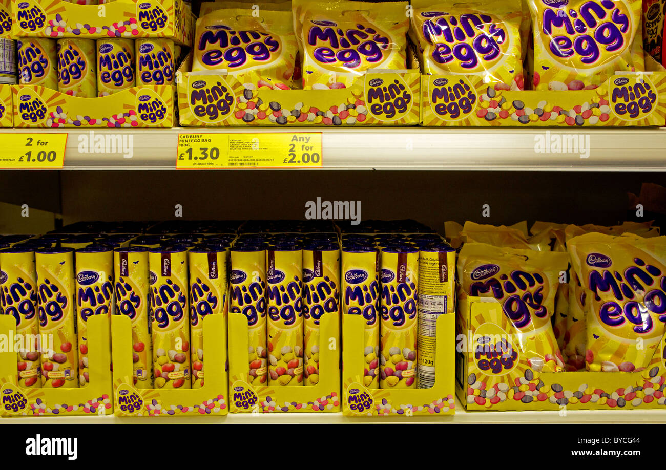 Cadbury mini huevos en supermercado británico Foto de stock