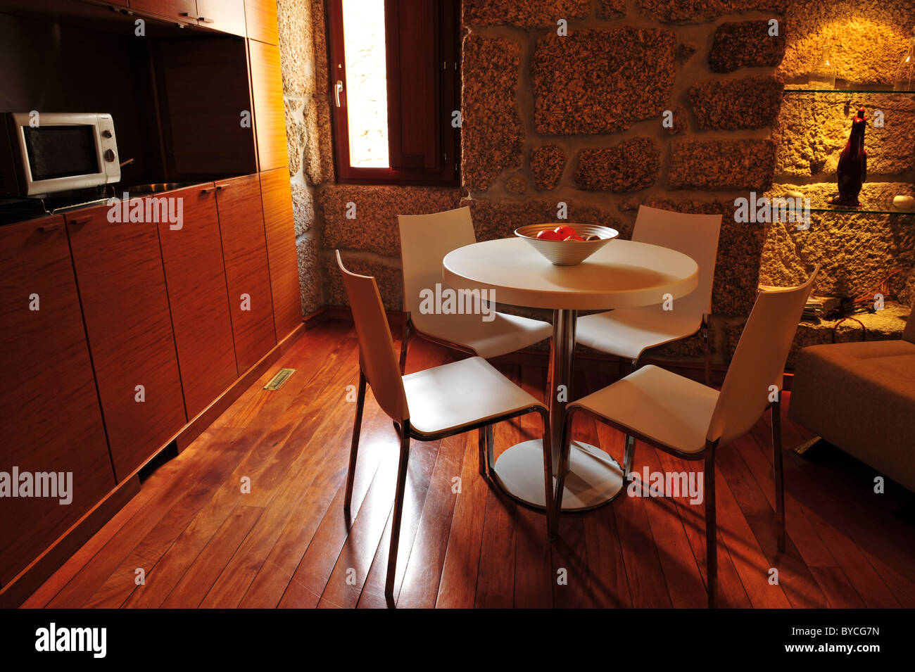 Cocina con mesa redonda y cuatro sillas Foto de stock
