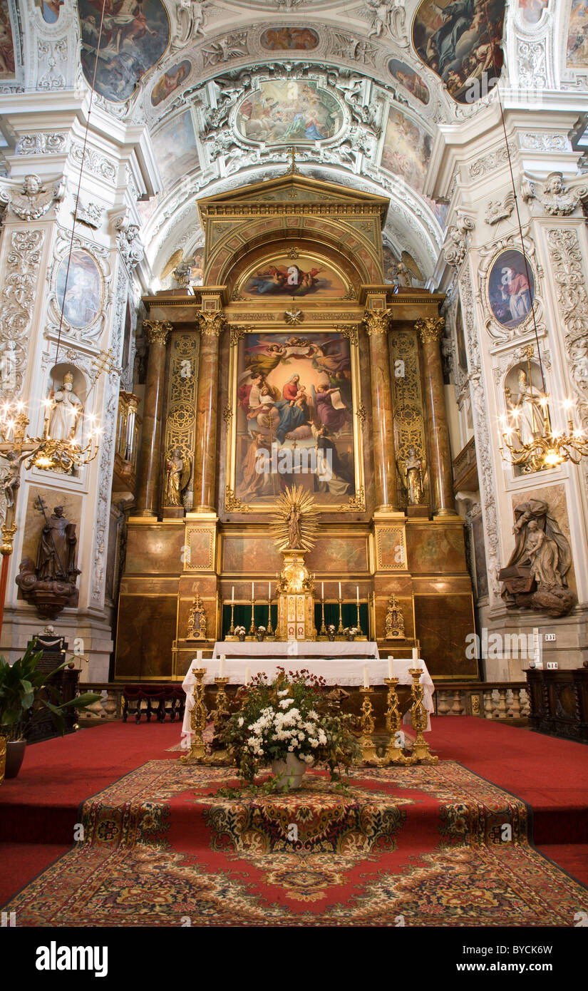 Viena - altar de la iglesia de Los Dominicos Foto de stock