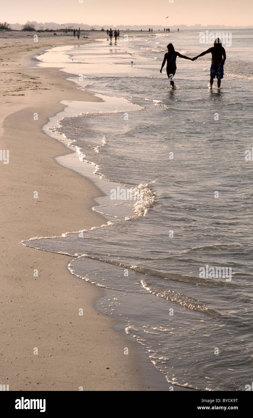 Pareja caminando con las manos, Siesta Key Beach, Florida, Sarasota, Estados Unidos. Foto de stock