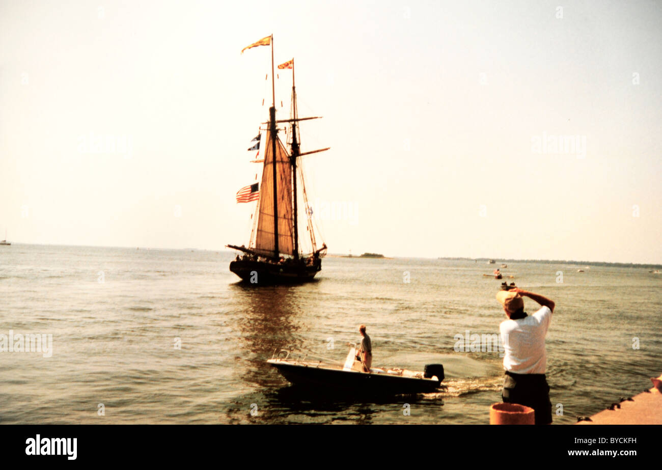 "Baltimore" Clipper Ship reproducción del siglo XIX a la vela en el puerto de Charleston, SC Foto de stock