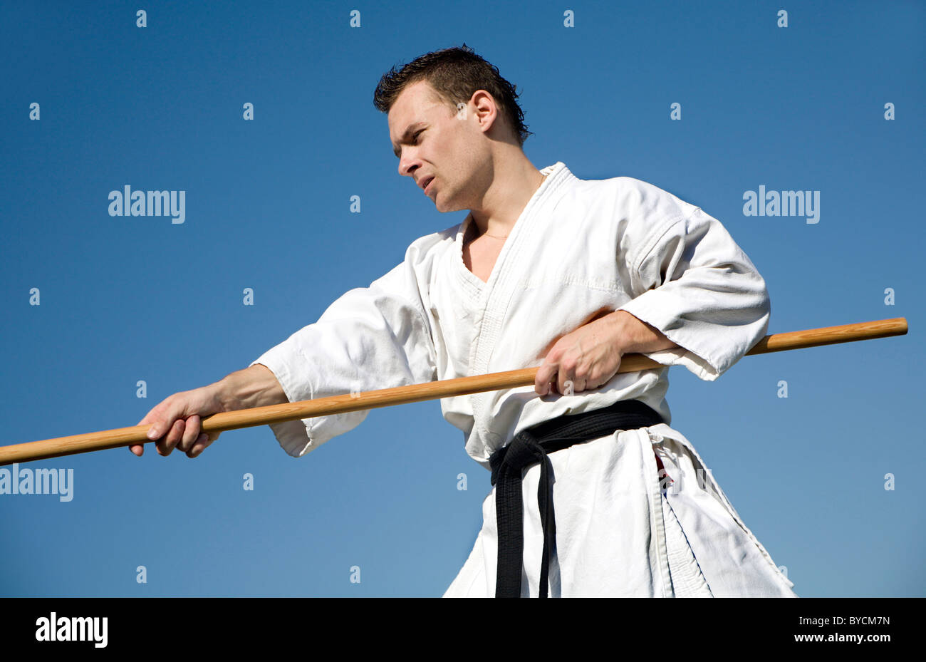 El entrenamiento de karate en kimono Foto de stock