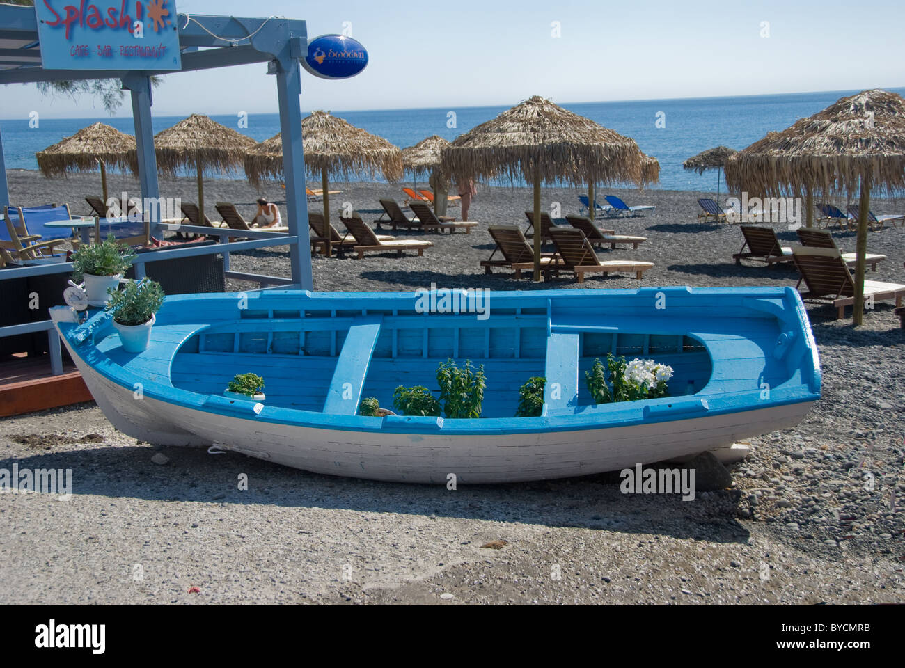 Flor barco sobre la playa de Kamari Kamari Santorini Foto de stock