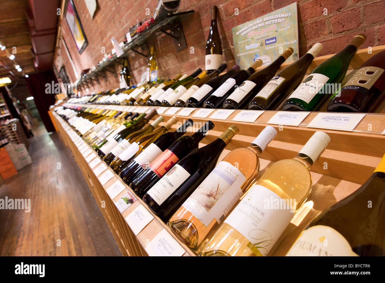 Fila de botellas de vino en una tienda de licores, la ciudad de Nueva York, EE.UU. Foto de stock