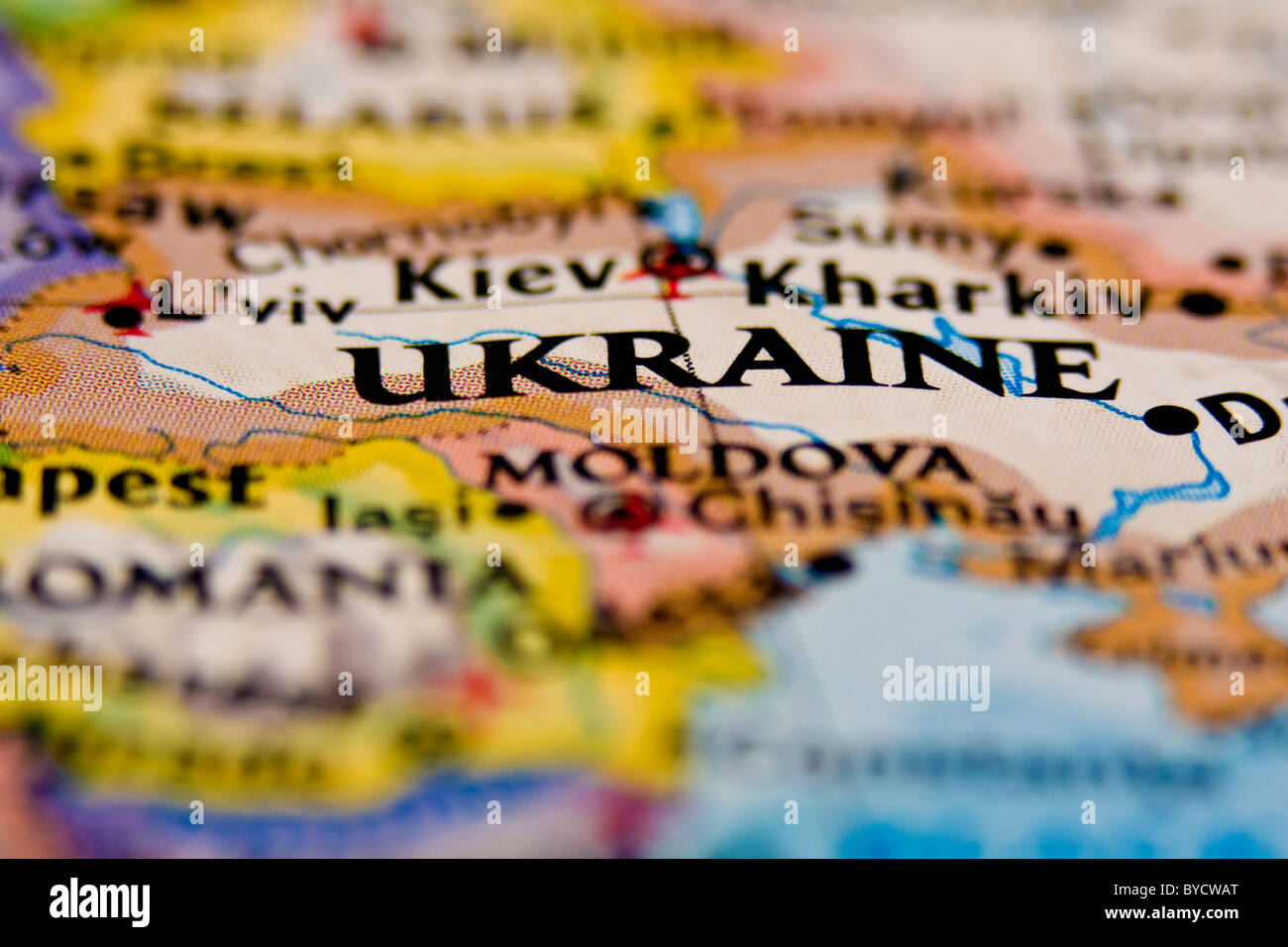 Ubicación de Ucrania sobre el mapa con el enfoque selectivo y el enfoque suave. Foto de stock