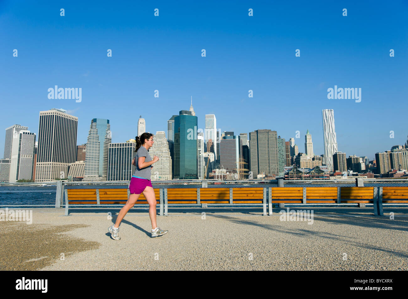 Mujer jogging en Brooklyn, Nueva York, EE.UU. Foto de stock