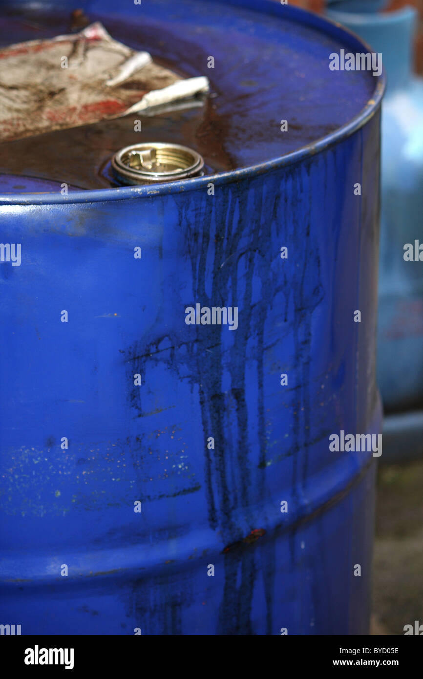 Un tambor de aceite azul con residuos tóxicos o productos químicos líquidos dentro Foto de stock