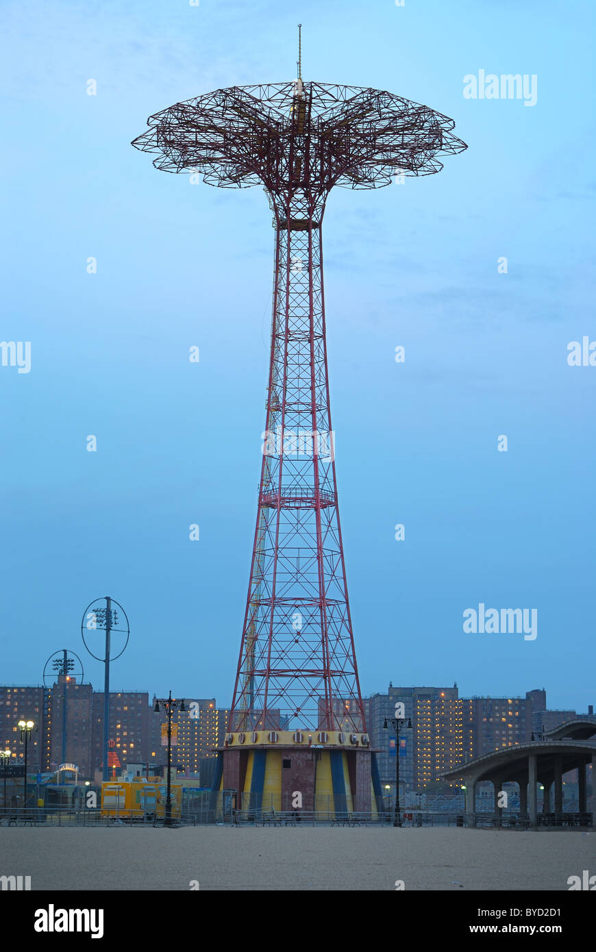 El salto en paracaídas, un hito de Coney Island, en Nueva York. Foto de stock