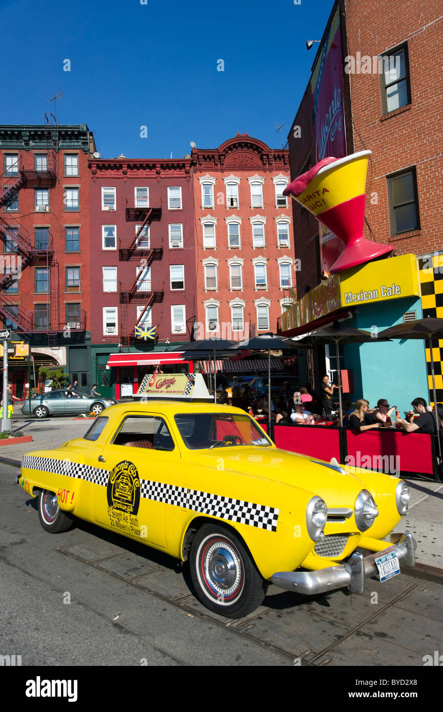1950 Studebaker amarillo taxi fuera de la cabina caliente restaurante en la Séptima Avenida en Greenwich Village, Nueva York, Estados Unidos Foto de stock