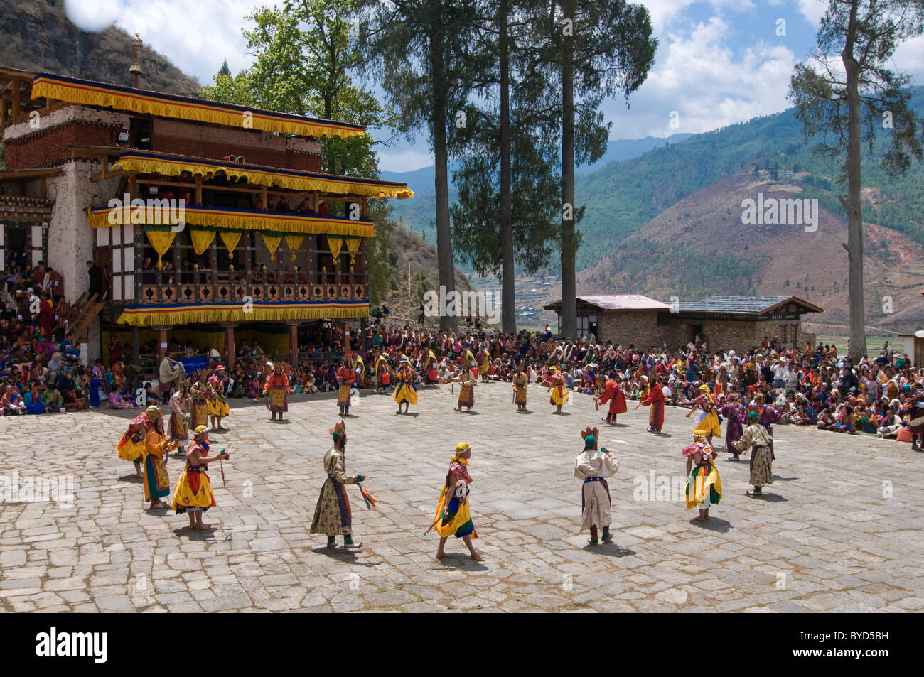 Festividad religiosa con los visitantes de sexo masculino y bailes, Paro Tsechu, Bhután, Asia Foto de stock