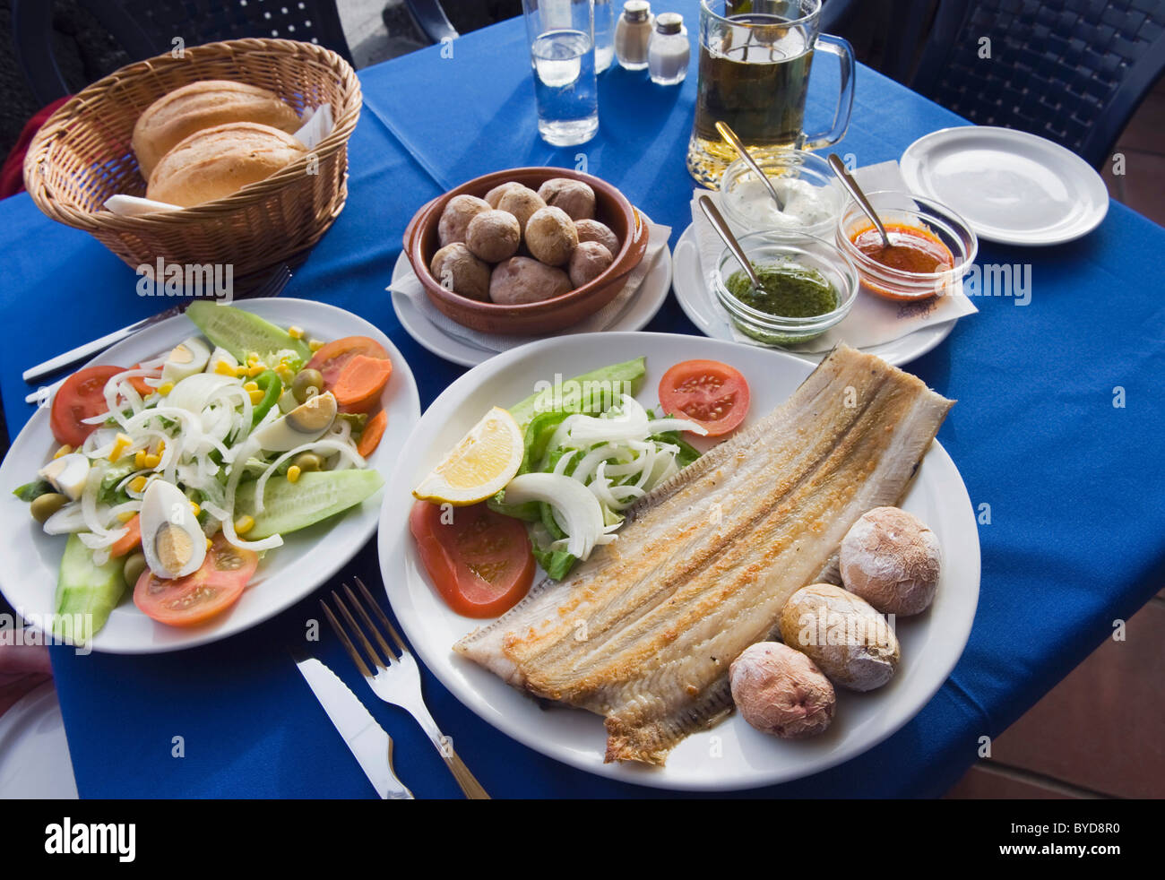 Los peces, lenguado con patatas y ensalada, lenguado, Papas arrugados, origen mojo rojo, mojo verde, comida española, Lanzarote Foto de stock