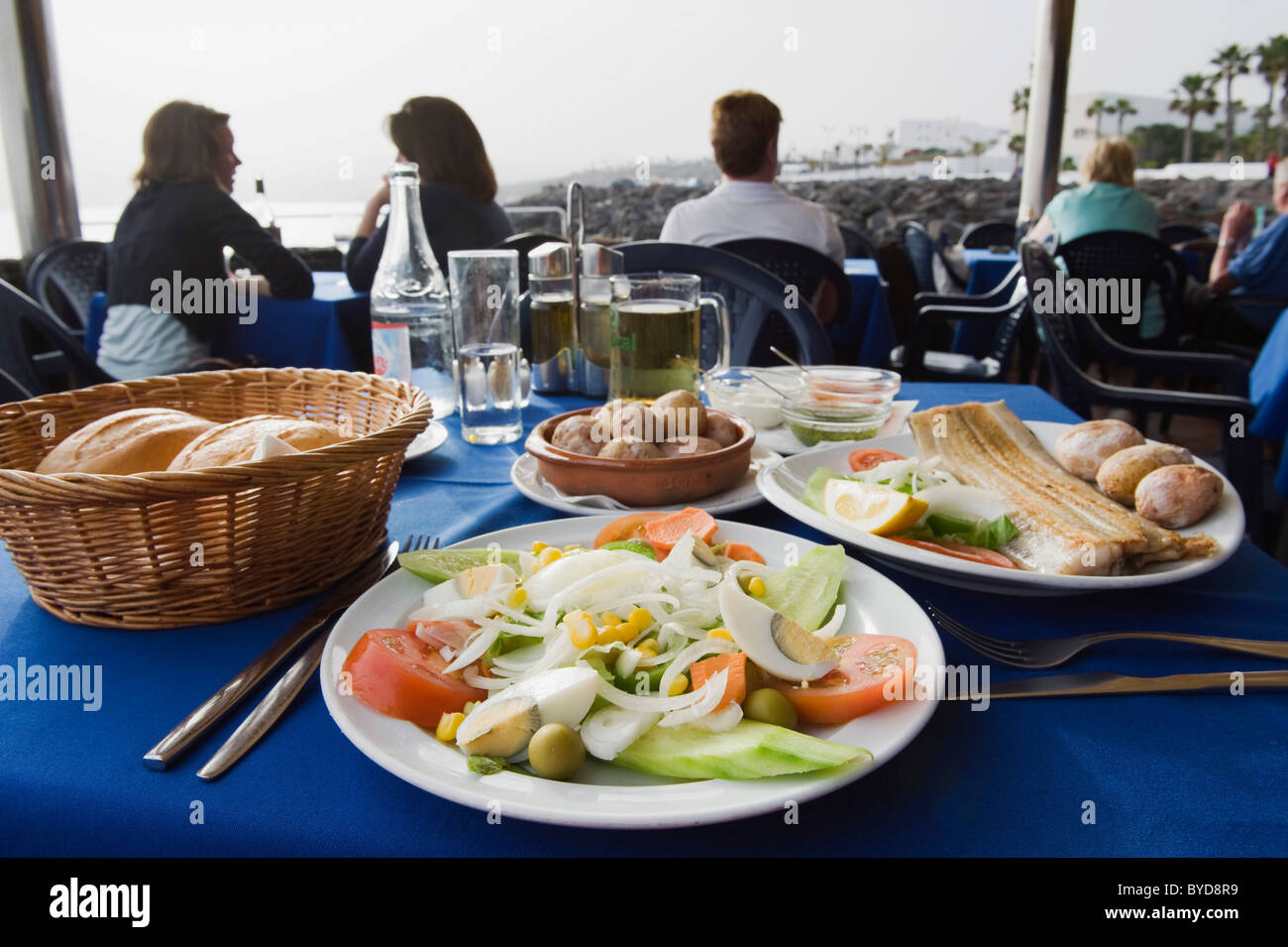 La comida española en el restaurante, pescados lenguado con patatas y ensalada, lenguado, Papas arrugados, Lanzarote, Islas Canarias, España Foto de stock