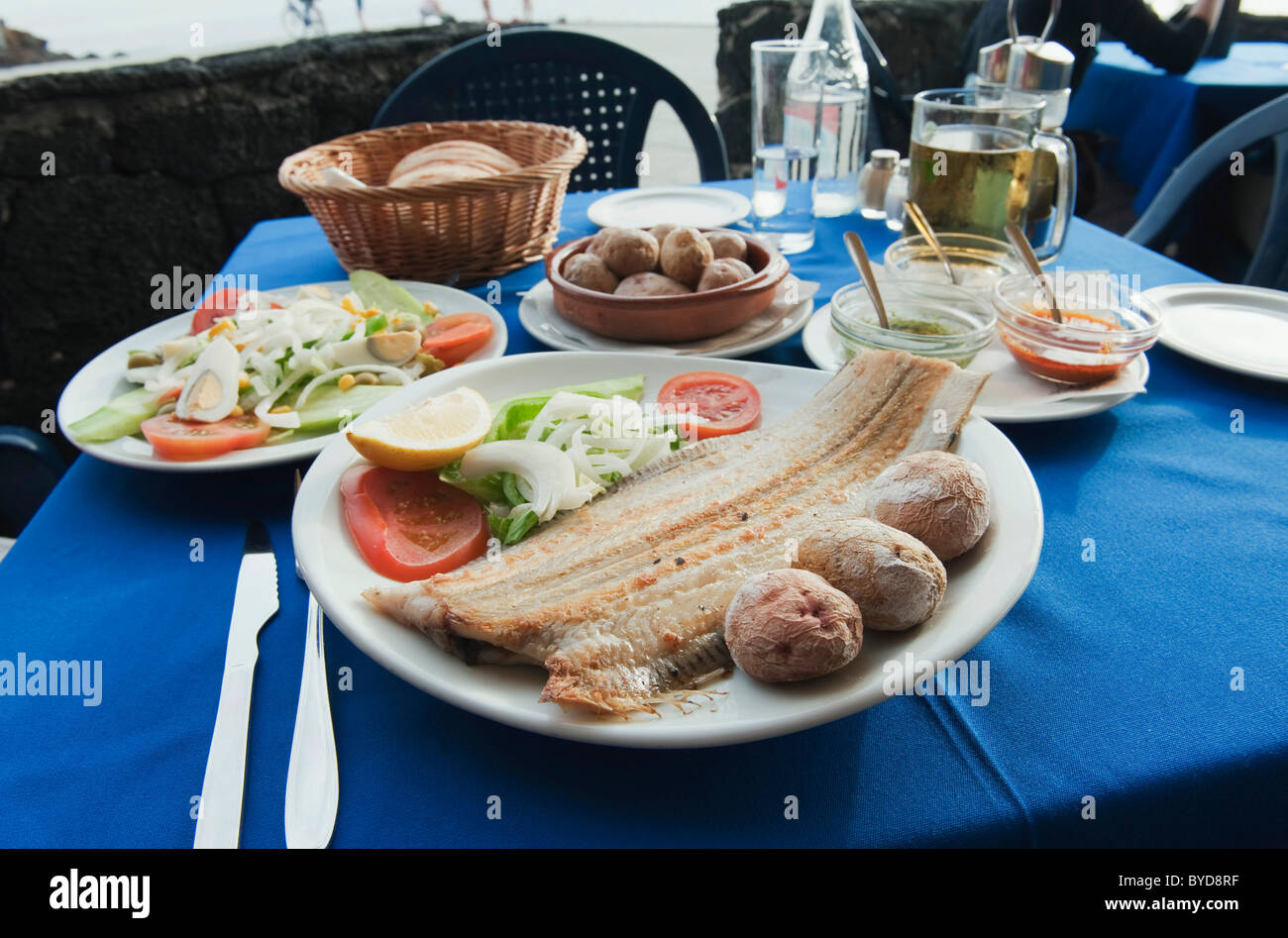 Los peces, lenguado con patatas y ensalada, lenguado, Papas arrugados, origen mojo rojo, mojo verde, comida española, Lanzarote Foto de stock