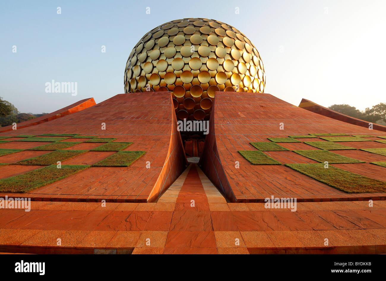 Mañana en el Matrimandir, lugar místico, el templo y el santuario más grande de Auroville, Sri Aurobindo Ashram, , India, Asia Foto de stock
