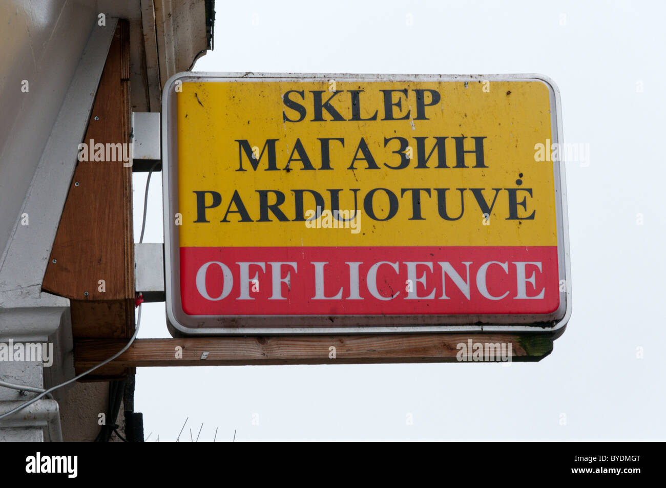 Un signo para Europa Oriental fuera de licencia en el sur de Londres Foto de stock