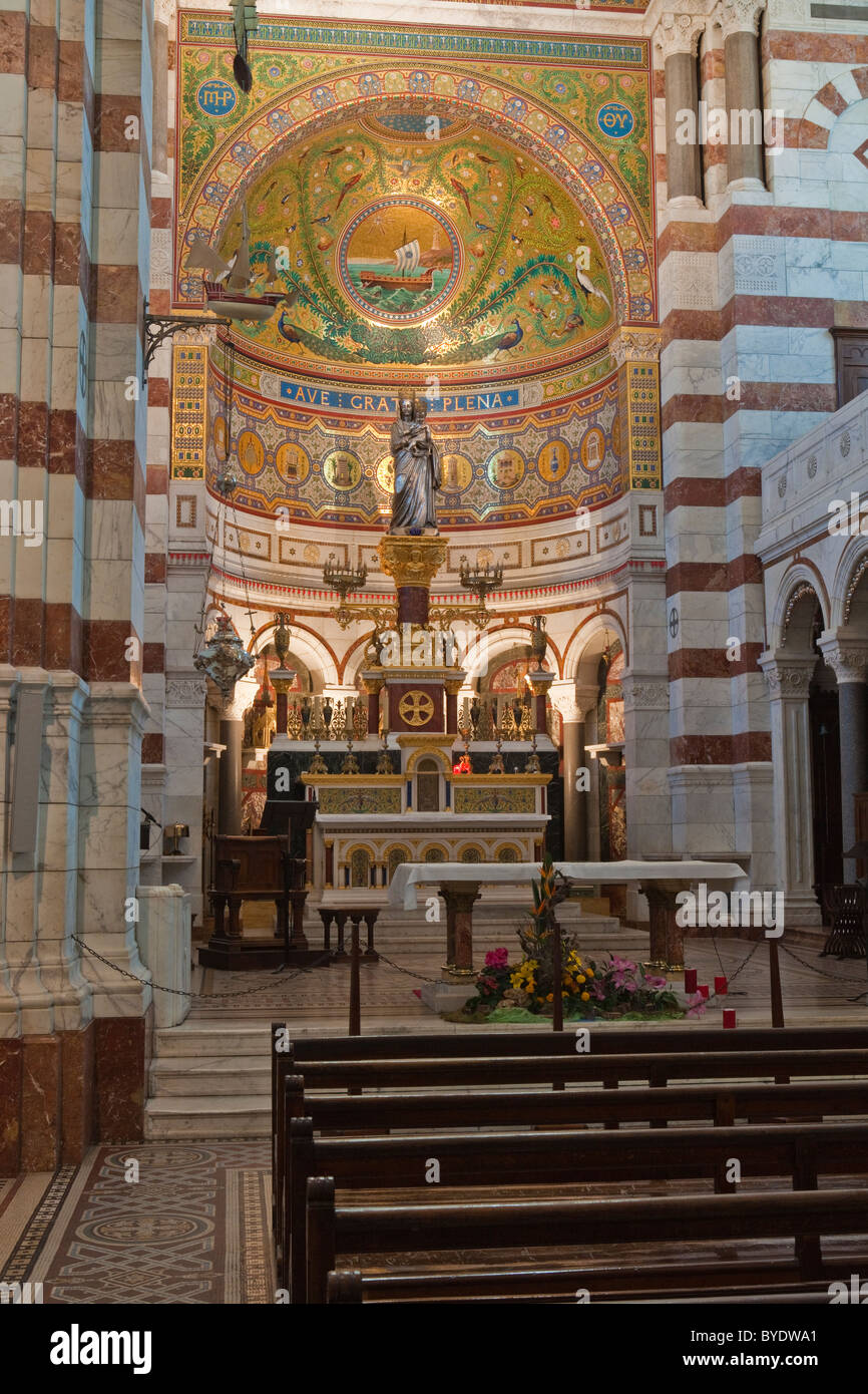 Dentro de la catedral de Notre Dame de la Garde Basílica en Marsella Foto de stock