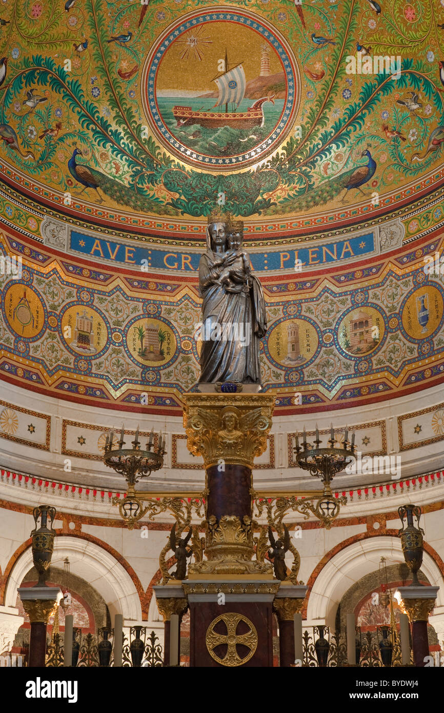 Dentro de la catedral de Notre Dame de la Garde Basílica en Marsella Foto de stock