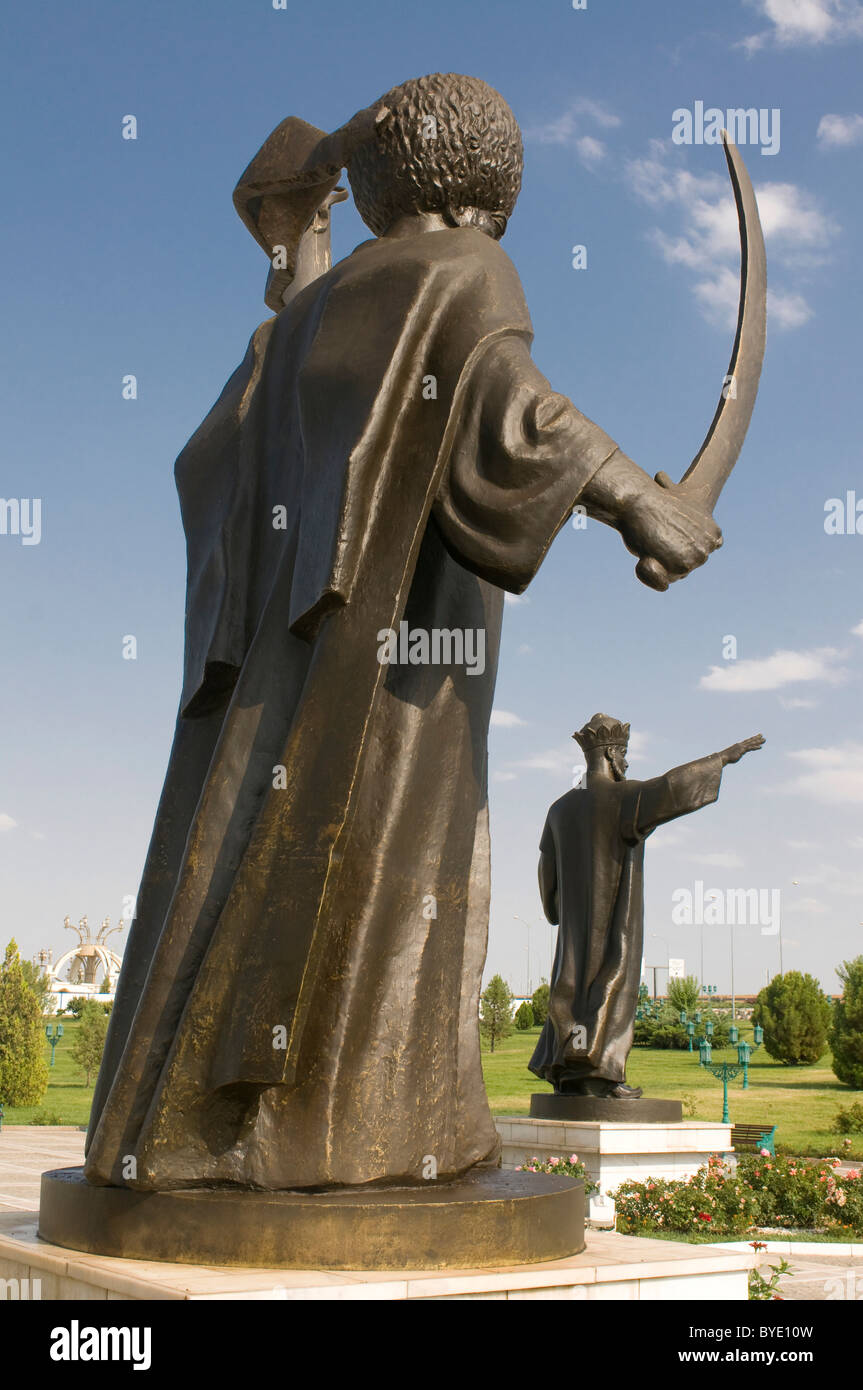 Estatua con una espada delante del monumento a la independencia de  Turkmenistán, Ashgabat, Turkmenistán, en Asia Central Fotografía de stock -  Alamy