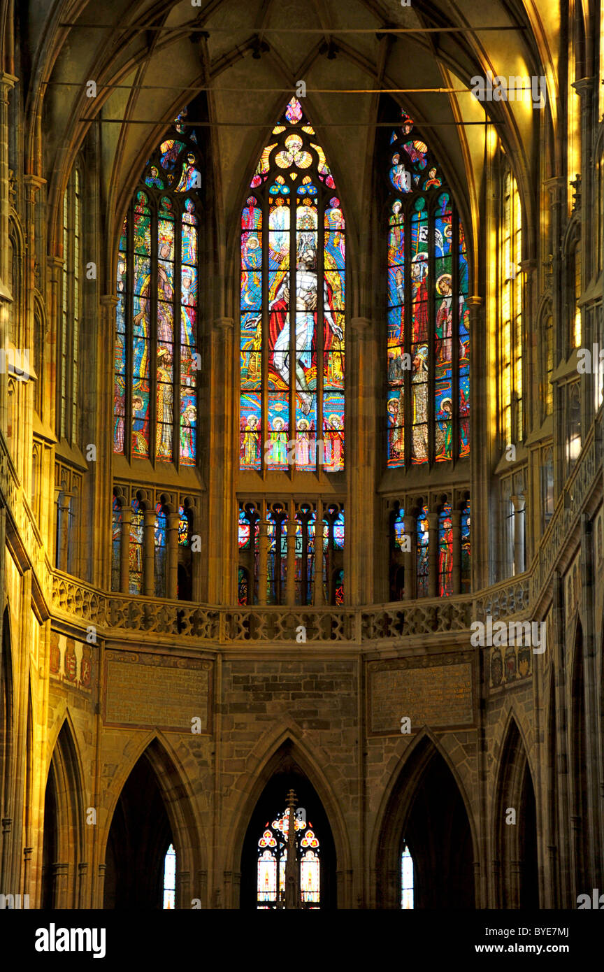 Vidriera, ábside gótico de la Catedral de San Vito, el Castillo de Praga, Hradcany, Praga, Bohemia, República Checa, Europa Foto de stock