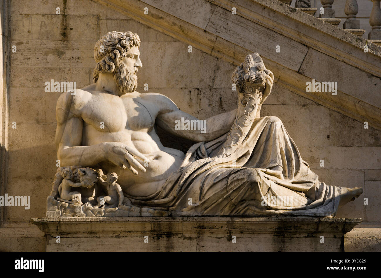 Río Tíber (Tevere) estatua en la Piazza del Campidoglio, Roma, Italia Foto de stock