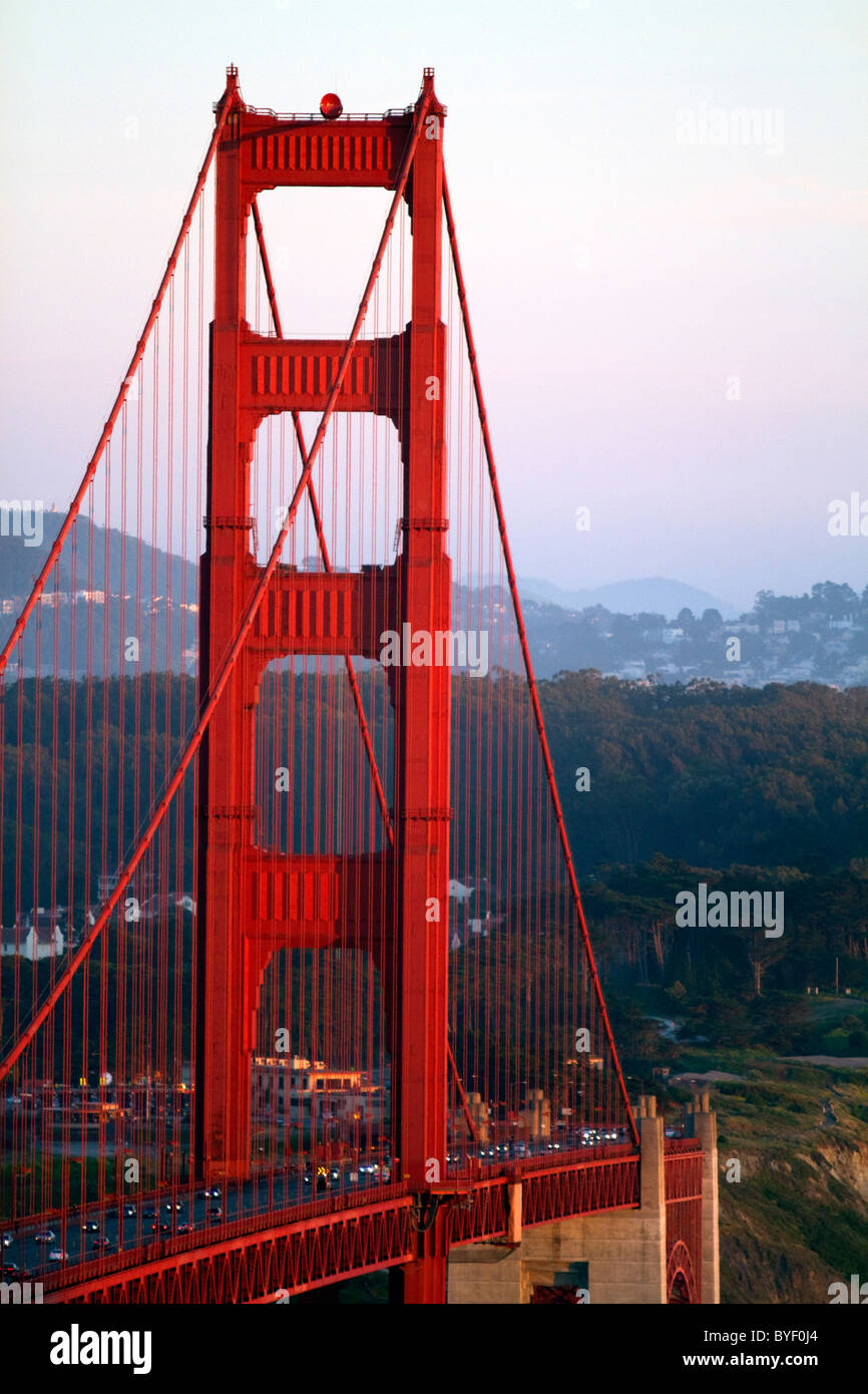 El Puente Golden Gate al anochecer, en el área de la Bahía de San Francisco, California, EEUU. Foto de stock