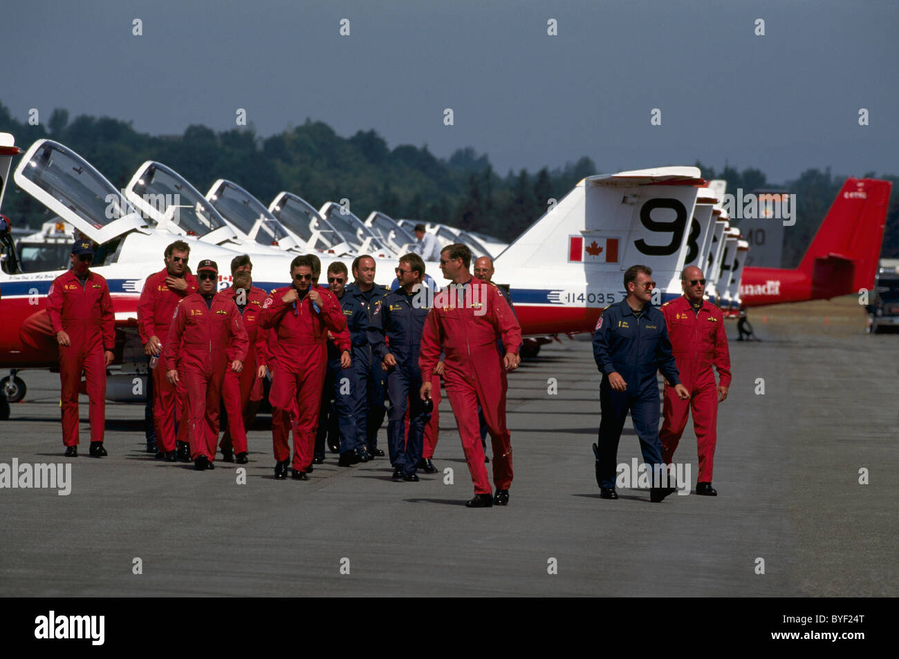 Las Fuerzas canadienses turistas invernales en pantalla, Abbotsford International Airshow, BC, British Columbia, Canadá, Snowbird pilotos en uniforme Foto de stock