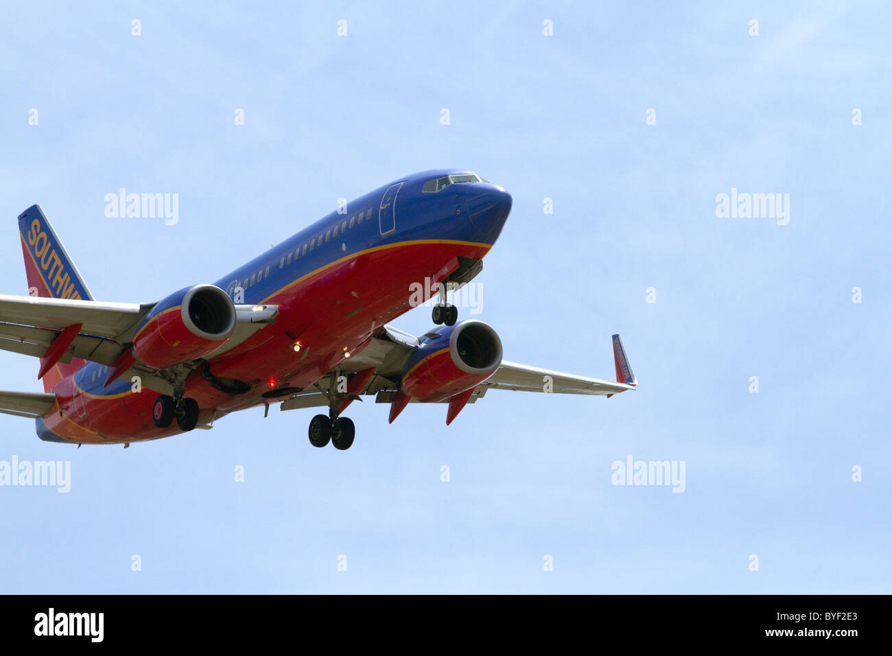 Southwest Airlines Boeing 737 en aproximación final al Aeropuerto de Boise, Idaho, USA. Foto de stock