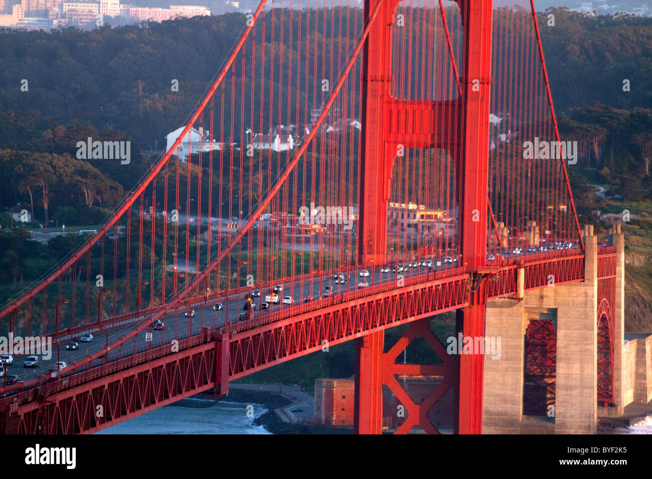 El Puente Golden Gate al anochecer, en el área de la Bahía de San Francisco, California, EEUU. Foto de stock