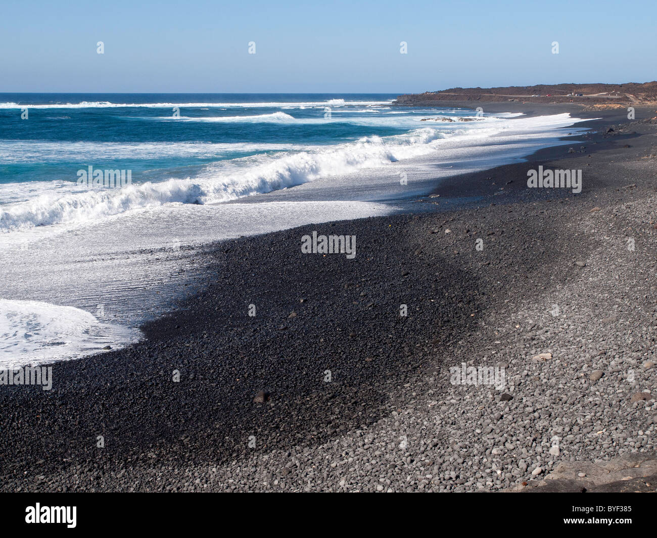 La Playa de Janubio subdesarrolladas salvaje playa de arena negra en la salvaje costa oeste de Lanzarote. Foto de stock