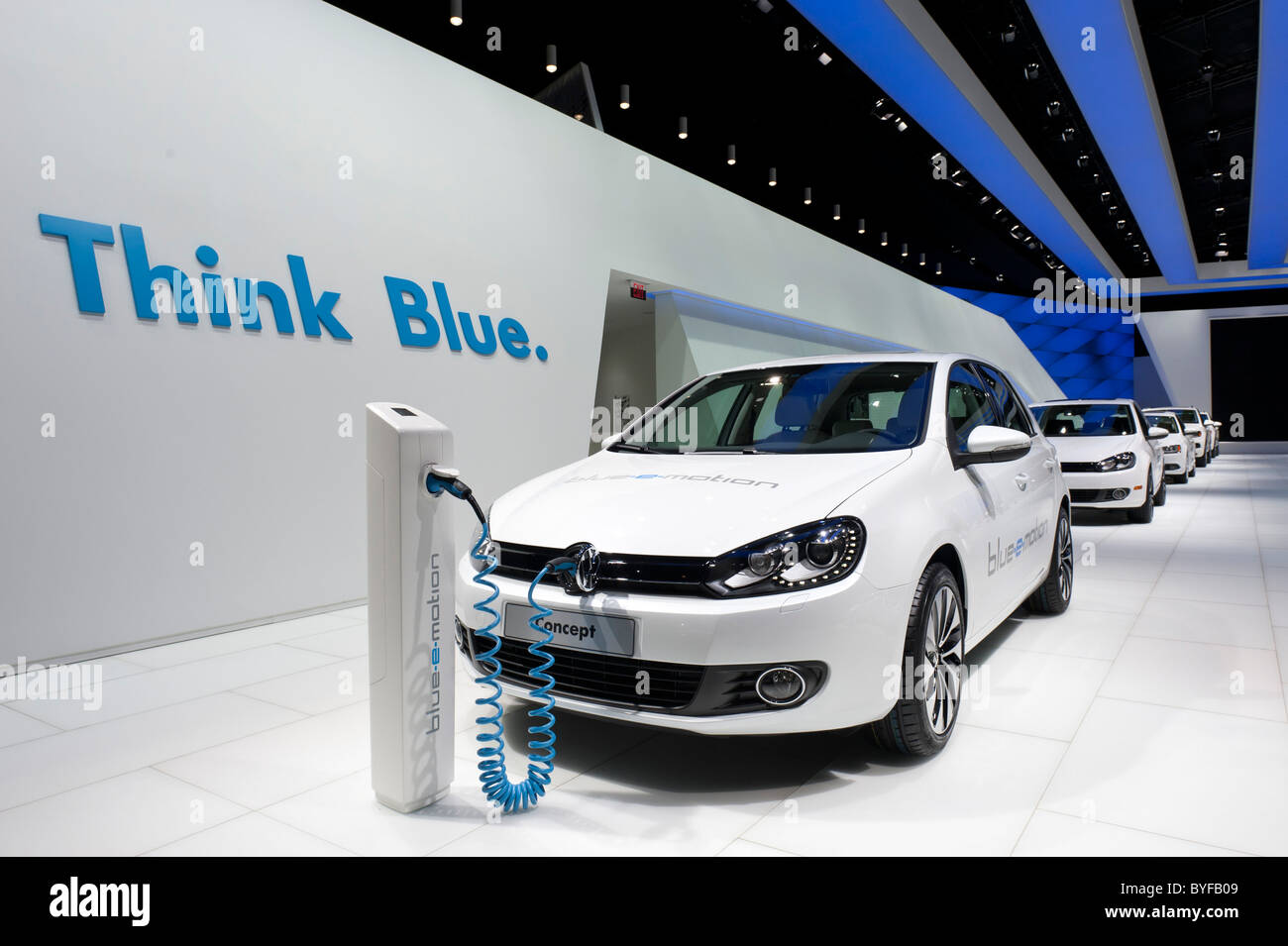 Pantalla de Volkswagen con el VW Golf Blue E-motion de coches eléctricos en el 2011 North American International Auto Show en Detroit. Foto de stock