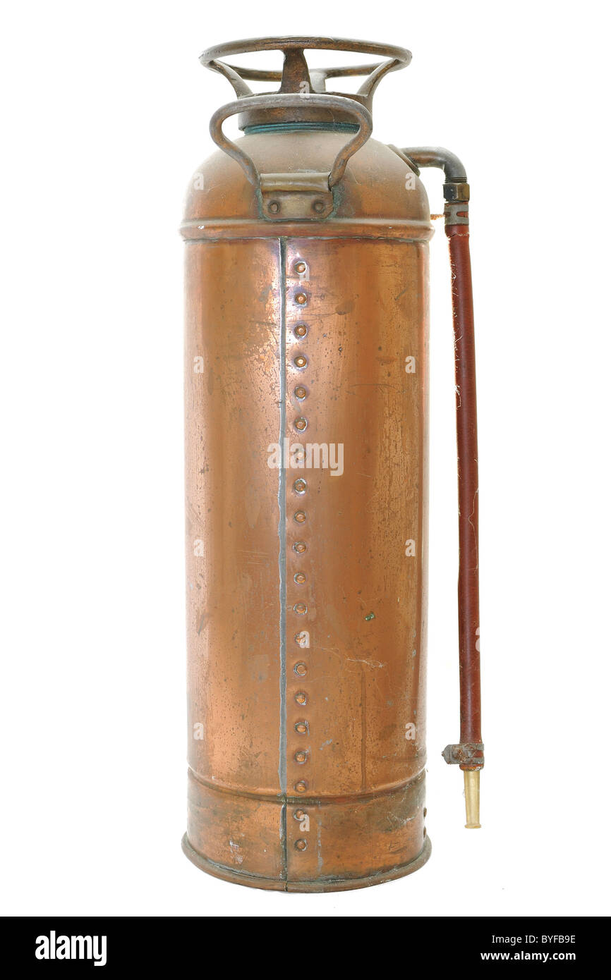 Un extintor de incendios de antigüedades aislado sobre un fondo blanco. Foto de stock