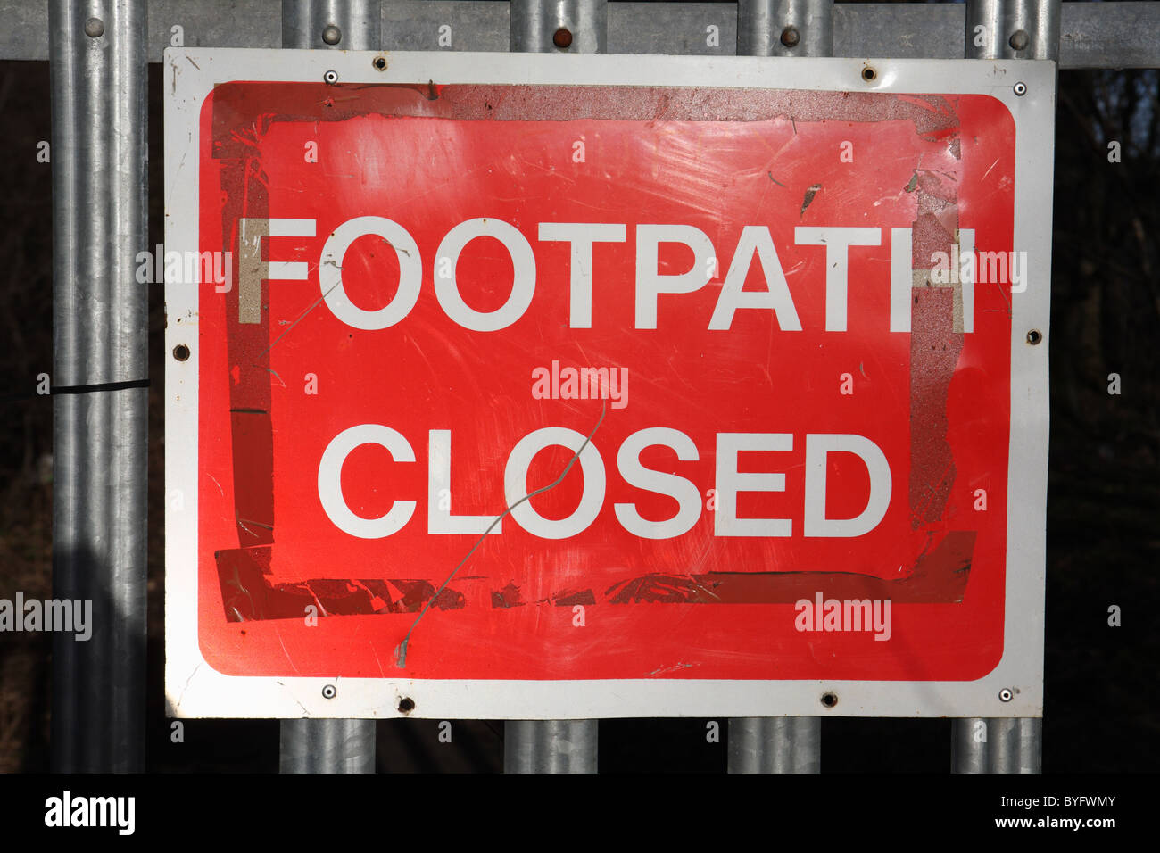 Una señal o aviso indicando que un sendero público ha sido cerrada. Washington, al noreste de Inglaterra. Foto de stock