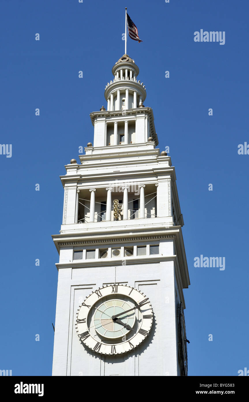 La histórica torre del reloj del Edificio del Ferry de San Francisco en una  tarde de verano con un cielo azul Fotografía de stock - Alamy