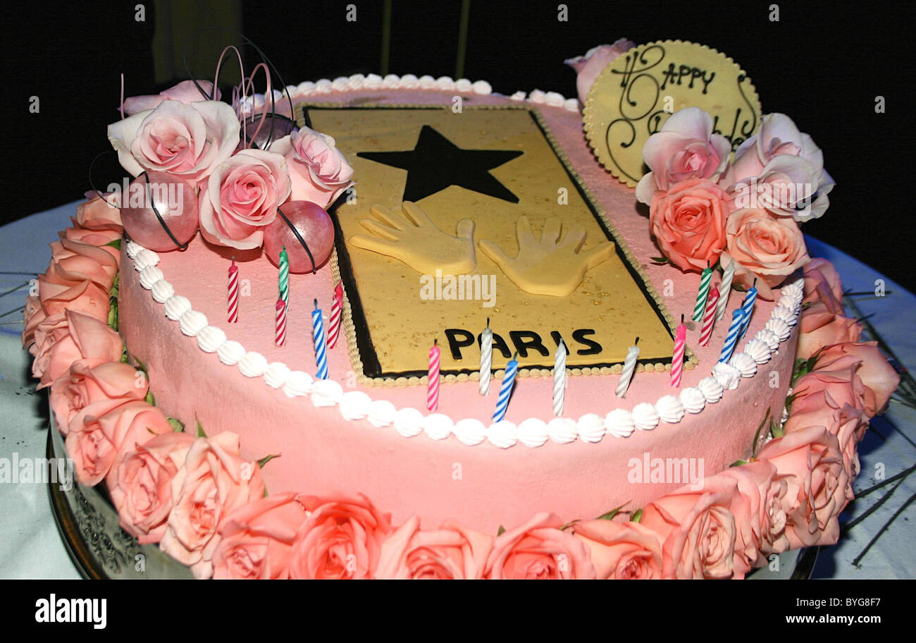 Pastel de cumpleaños de Paris Hilton Paris Hilton celebra su cumpleaños en  el cuerpo English nightclub en el Hard Rock Hotel y Fotografía de stock -  Alamy