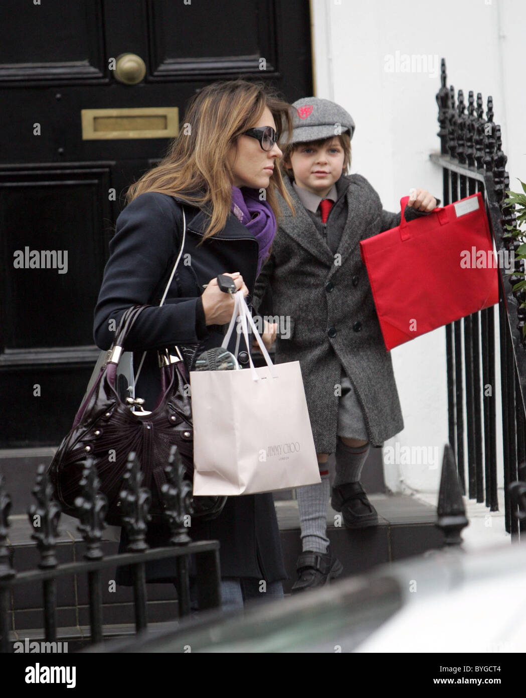 Elizabeth Hurley y Damian Hurley Elizabeth Hurley saliendo de su casa