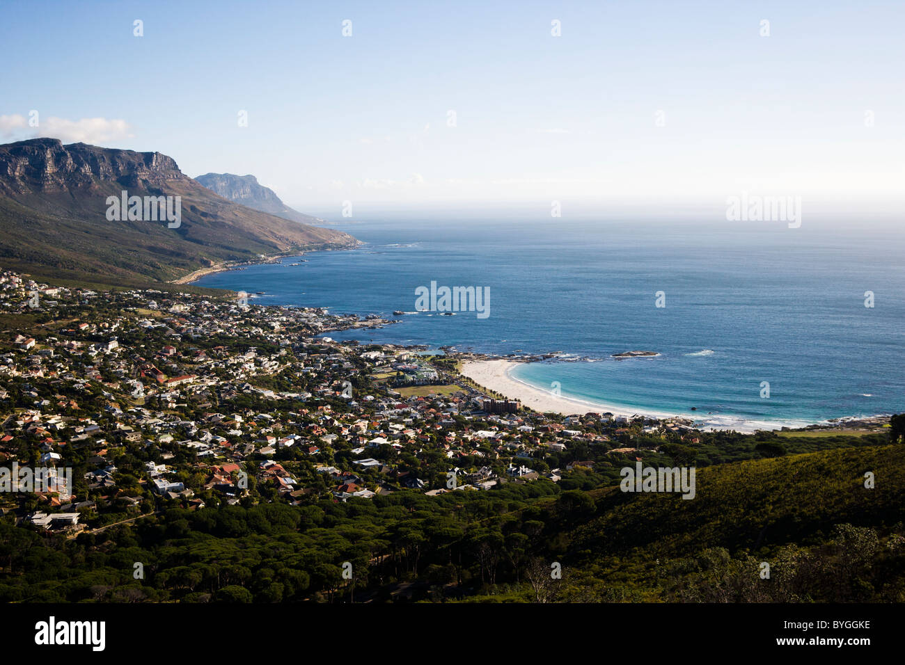 Vista de la ciudad costera de montañas en segundo plano. Foto de stock