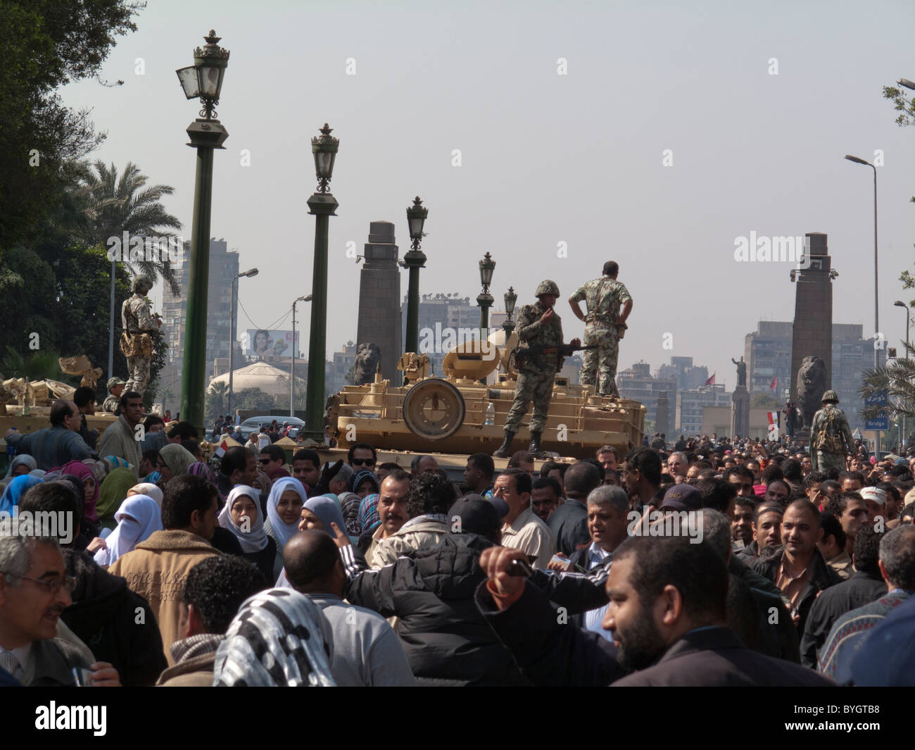 Manifestantes anti-Mubarak mueve más allá de puesto de control del ejército hacia Tahrir formulario puente hacia la plaza Tahrir, El Cairo, Egipto Foto de stock