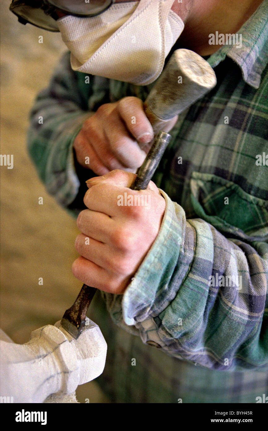 Albañil utilizando un martillo y un cincel Fotografía de stock - Alamy