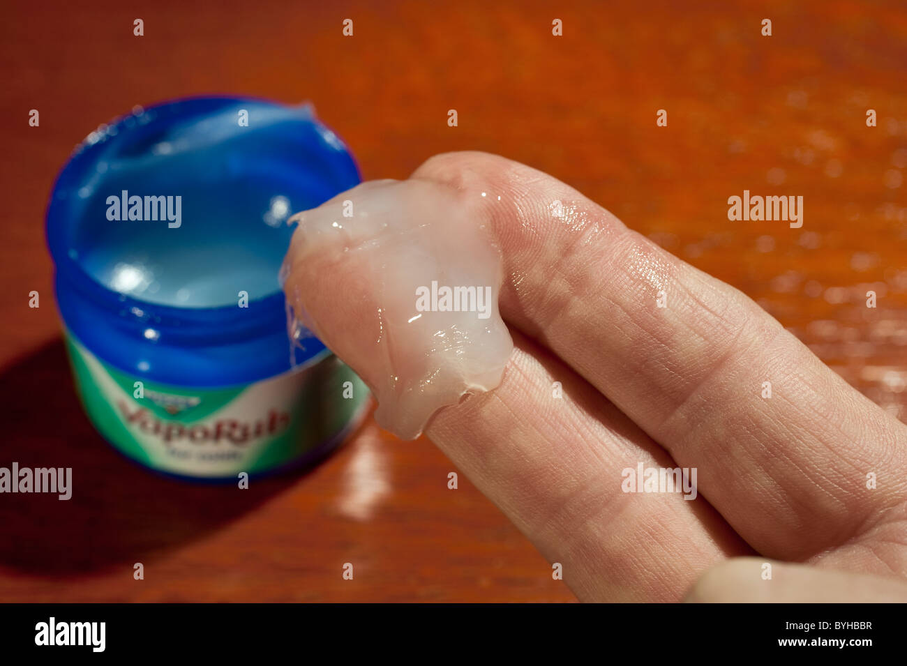 Una pincelada de Vicks Vaporub Cold Remedy sobre un hombre de dedos Foto de stock